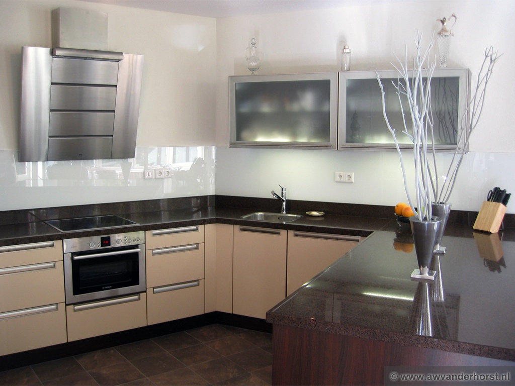 blat granitowy,zawiasy CLIP top BLUMOTION ,fronty MDF, klapy aluminiowe, aventos hf, szuflady tandembox z cichym domykiem, cokół aluminiopodobny, piekarnik  zabudowane w słupku